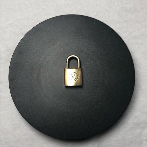 Louis Vuitton Vintage Lock No Key #228 w/Non-Branded Chain(chain approx-22.5”) - Picture 6 of 7